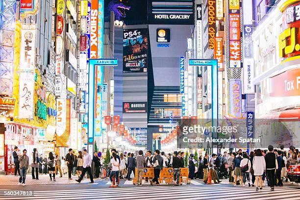bright neon lights in shinjuku, tokyo, japan - prefettura di tokyo foto e immagini stock