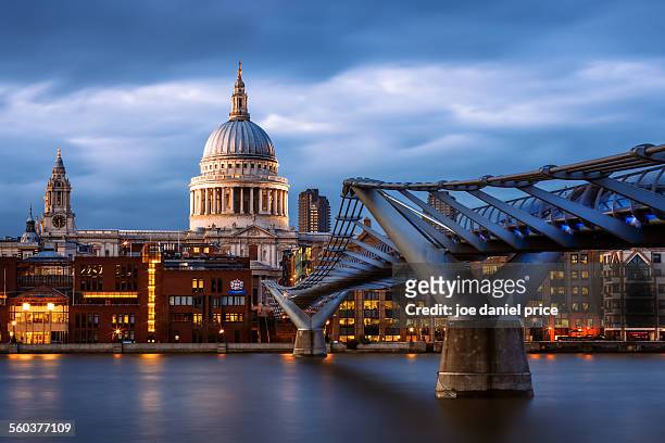 st paul's cathedral, london, england - millennium bridge stockfoto's en -beelden
