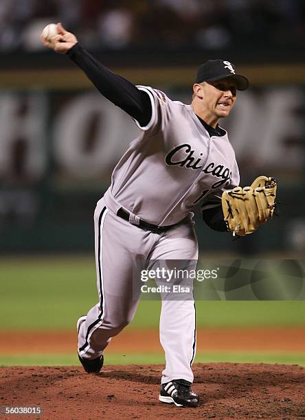 Pitcher Cliff Politte of the Chicago White Sox throws a pitch against the Houston Astros during Game Four of the Major League Baseball World Series...