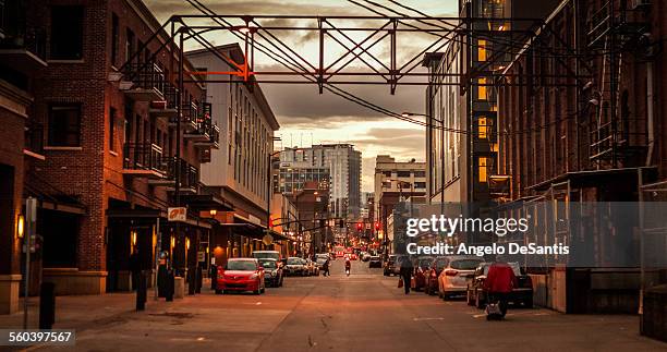 13th avenue in downtown portland - portland oregon foto e immagini stock