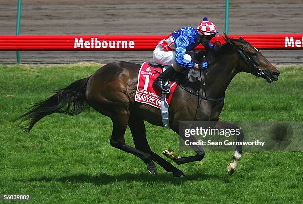 Glen Boss riding Makybe Diva wins the 2005 Melbourne Cup at Flemington Racecourse November 1, 2005 in Melbourne, Australia.