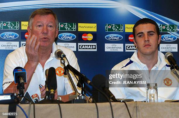 Manchester United Manager Alex Ferguson and player midfielder John O'Shea give a press conference, 01 November 2005 in Paris, on the eve of the...