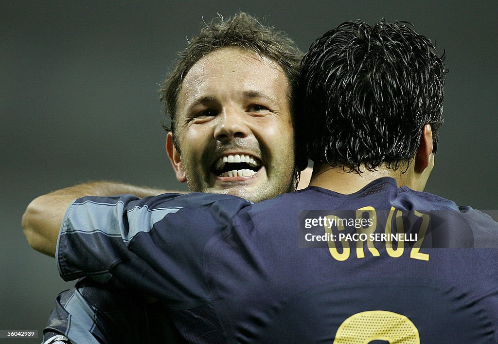 Inter Milan's forward Julio Cruz (R) is