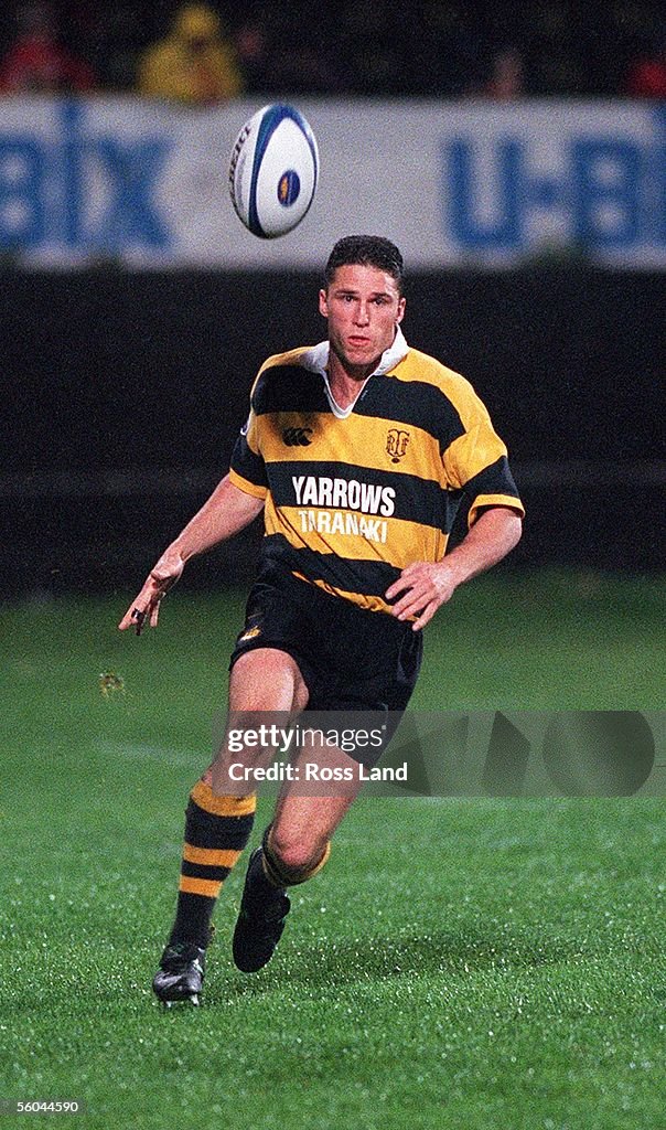 October9 Taranaki fullback Mark Urwin chips ahead