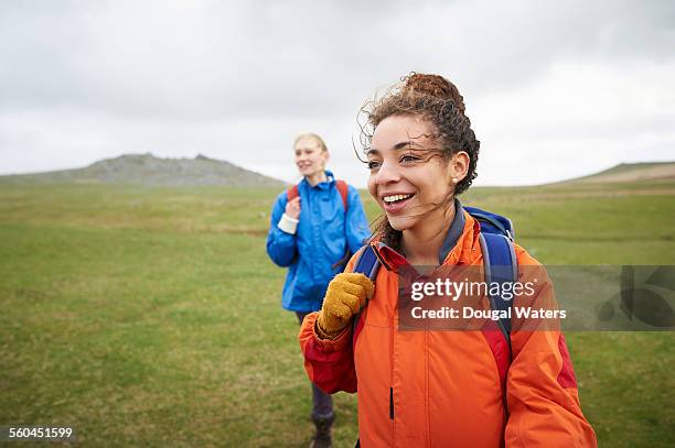 female hikers walking in countryside - verwonderingsdrang stockfoto's en -beelden