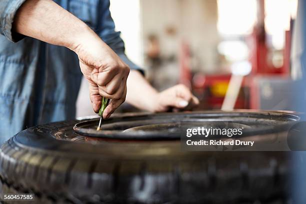 garage mechanic changing valve - norfolk east anglia - fotografias e filmes do acervo