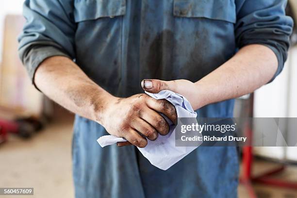 garage mechanic cleaning hands - mecânico imagens e fotografias de stock