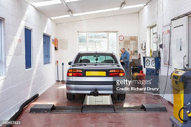 garage mechanic inspecting car - norfolk east anglia - fotografias e filmes do acervo