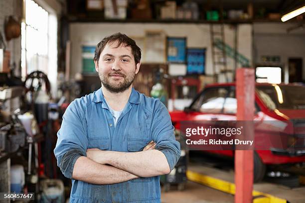 portrait of junior car mechanic - garage photos et images de collection