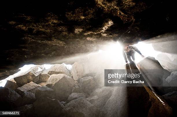 cave diving in oregon - spelunking stockfoto's en -beelden