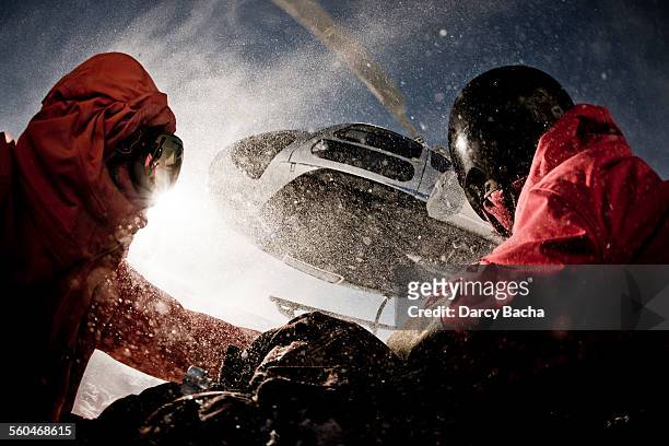 helicopter picking up snowboarders - valdez - fotografias e filmes do acervo