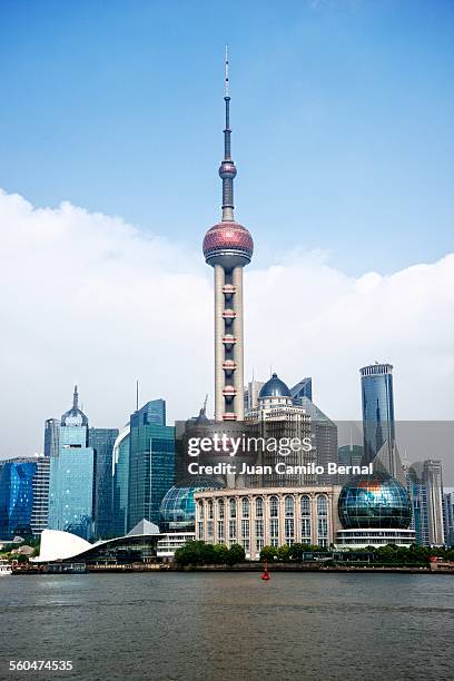 shanghai buildings in the lujiazui financial cente - fernsehturm oriental pearl tower stock-fotos und bilder