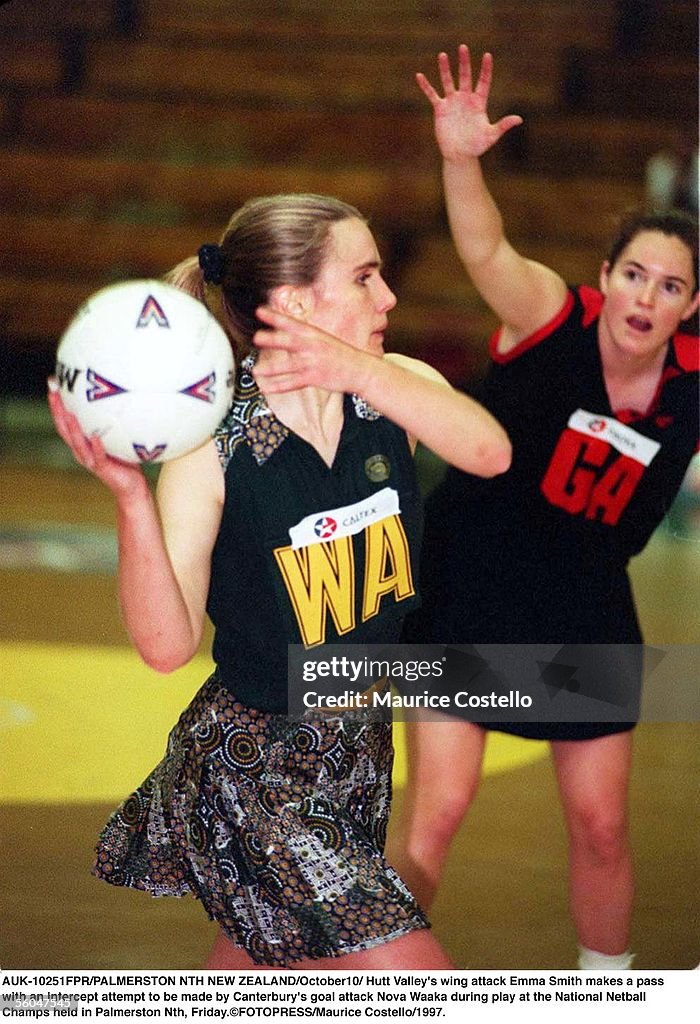 Hutt Valley's wing attack Emma Smith makes a pass
