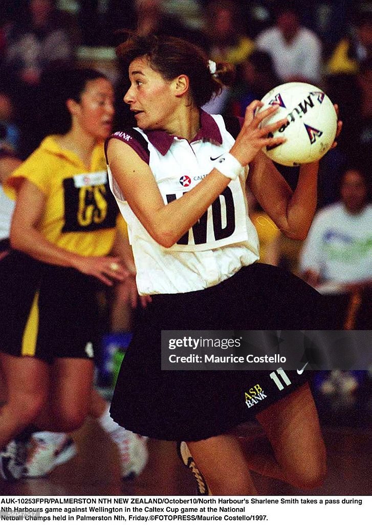 North Harbour's Sharlene Smith takes a pass during