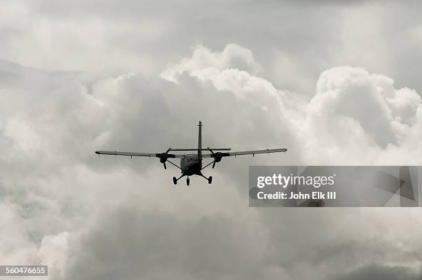 small airplane taking off - khumbu stockfoto's en -beelden