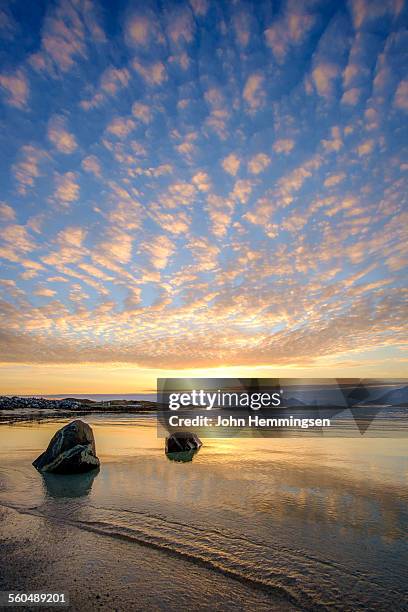 midnight mood at the beach - midnight sun norway stockfoto's en -beelden