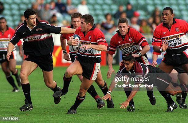 Counties Manukau's Glen Marsh cuts between North Harbour's Ron Cribb and Frano Botica in the Air New Zealand NPC 1st division match at North Harbour...