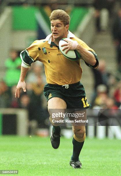 Wallaby Tim Horan makes a break against the Springboks in the semi final of the Rugby World Cup at Twickenham on, Saturday. Australia won 2721.