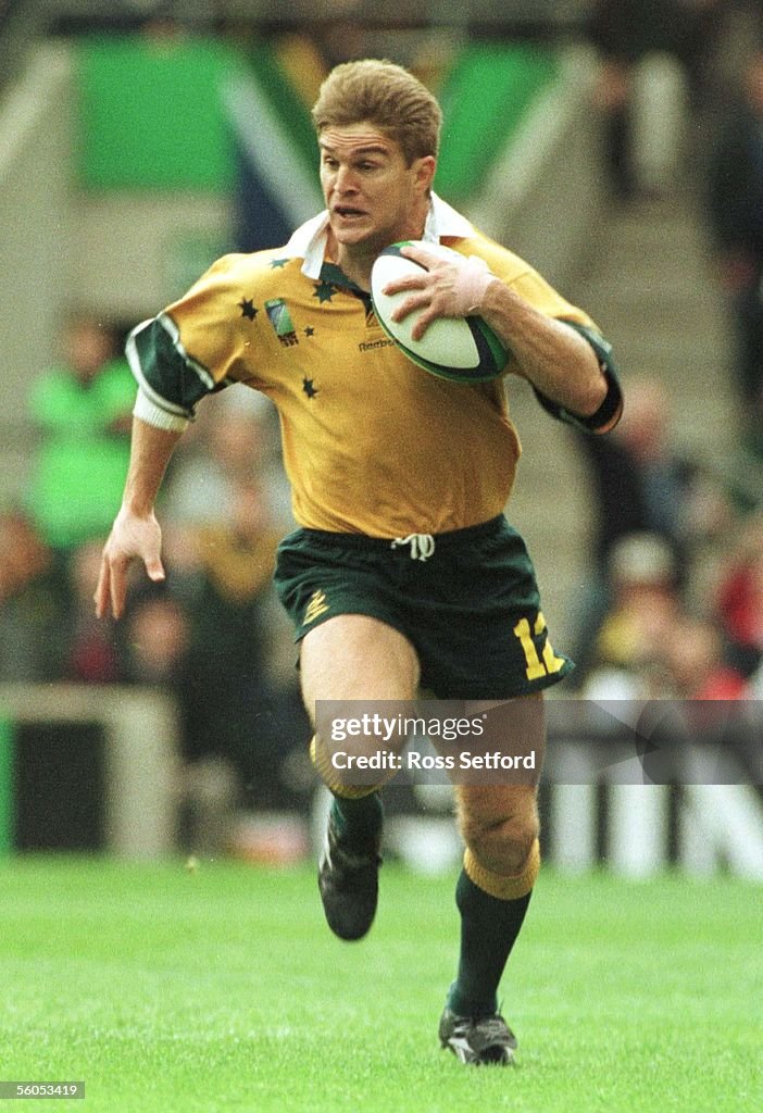 Wallaby Tim Horan makes a break against the Spring