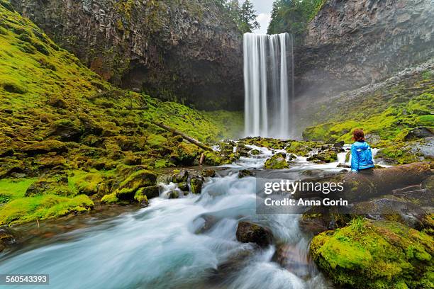 tourist at tamanawas falls, oregon, long exposure - mt hood national forest - fotografias e filmes do acervo