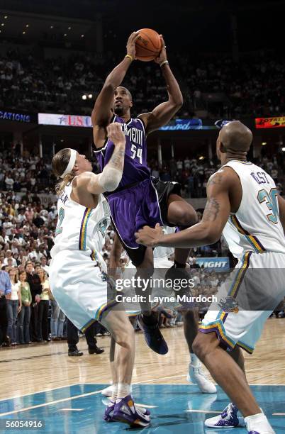 Brian Skinner of the Sacramento Kings shoots over Chris Andersen and David West of the New Orleans/Oklahoma City Hornets on November 1, 2005 at the...