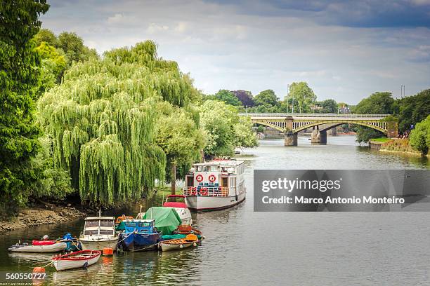 richmond upon thames - thames river - richmond upon thames stockfoto's en -beelden