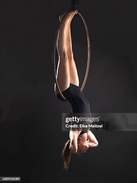 female with aerial hoop - lyra - fotografias e filmes do acervo