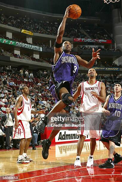 Shareef Abdur-Rahim of the Sacramento Kings shoots in front of Juwan Howard of the Houston Rockets on November 2, 2005 at the Toyota Center in...