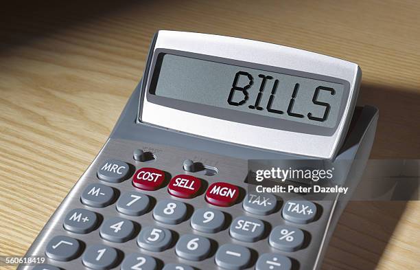 bills written on calculator - buy mot anglais photos et images de collection