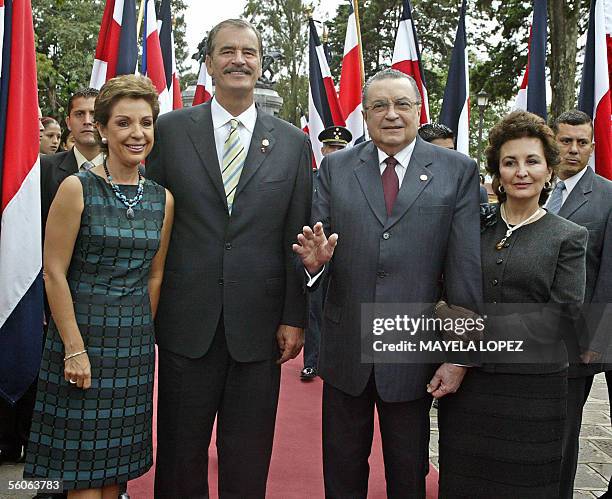 El presidente de Mexico, Vicente Fox junto a su esposa Marta Sahagun y el mandatario costarricense, Abel Pacheco y su esposa Leila Rodriguez, saludan...