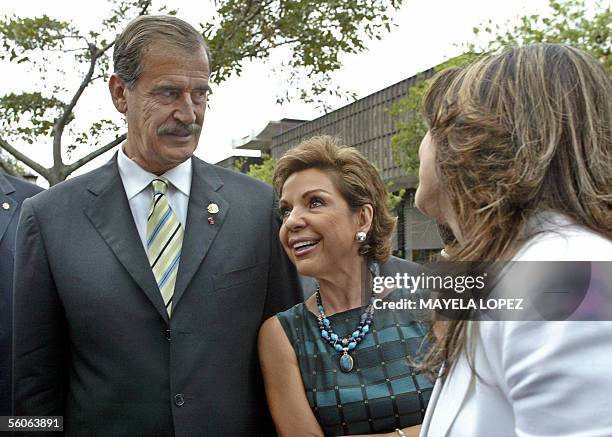 El presidente de Mexico, Vicente Fox, y su esposa, Marta Sahagun , saludan el 03 de noviembre de 2005 a compatriotas mexicanos en los alrededores del...