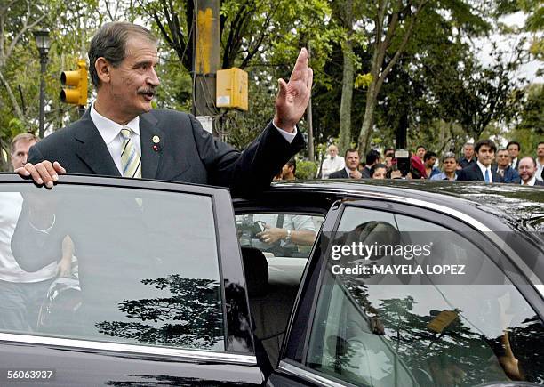 El presidente de Mexico, Vicente Fox, se despide de compatriotas mexicanos el 3 de noviembre de 2005 en los alrededores del Parque Nacional de San...