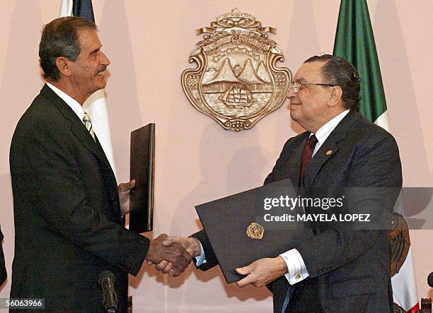 Los presidentes de Mexico, Vicente Fox , y de Costa Rica, Abel Pacheco, intercambian el 03 de noviembre de 2005 en la Casa Presidencial en San Jose,...