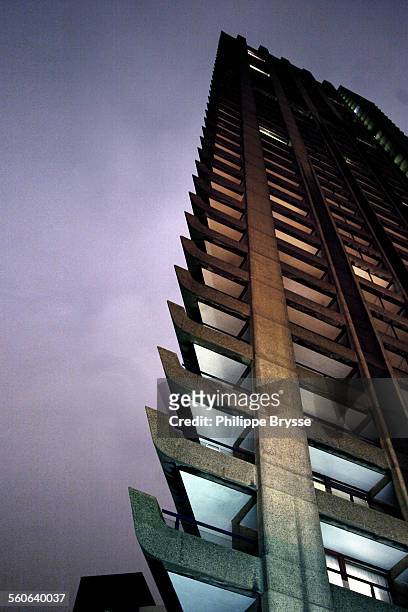the barbican tower - centro barbican fotografías e imágenes de stock