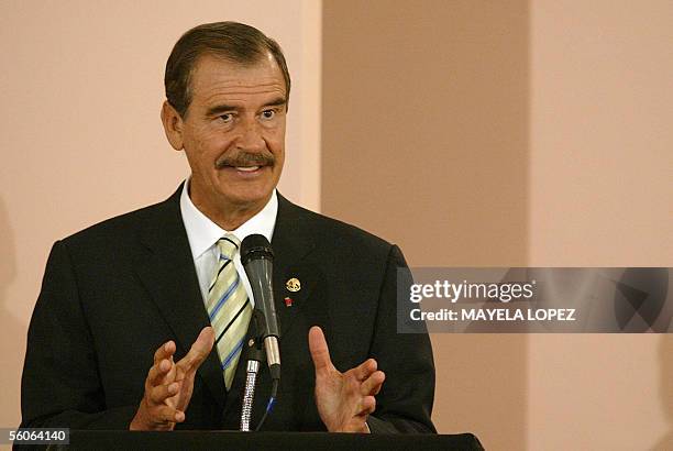 El presidente de Mexico, Vicente Fox, ofrece un discurso el 03 de noviembre de 2005 en la Casa Presidencial en San Jose, luego de firmar con su...