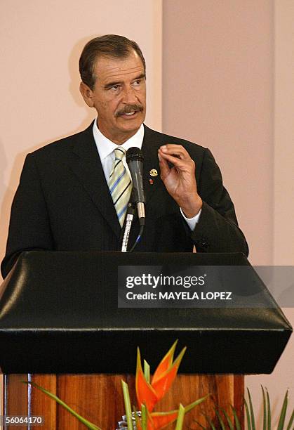 El presidente de Mexico, Vicente Fox, ofrece un discurso el 03 de noviembre de 2005 en la Casa Presidencial en San Jose, luego de firmar con su...