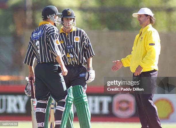 Umpire 'Billy' Bowden explains to Matt Sinclair and Craig Spearman his decision re the 'Whoes is out ' run out during Central Districts victory over...