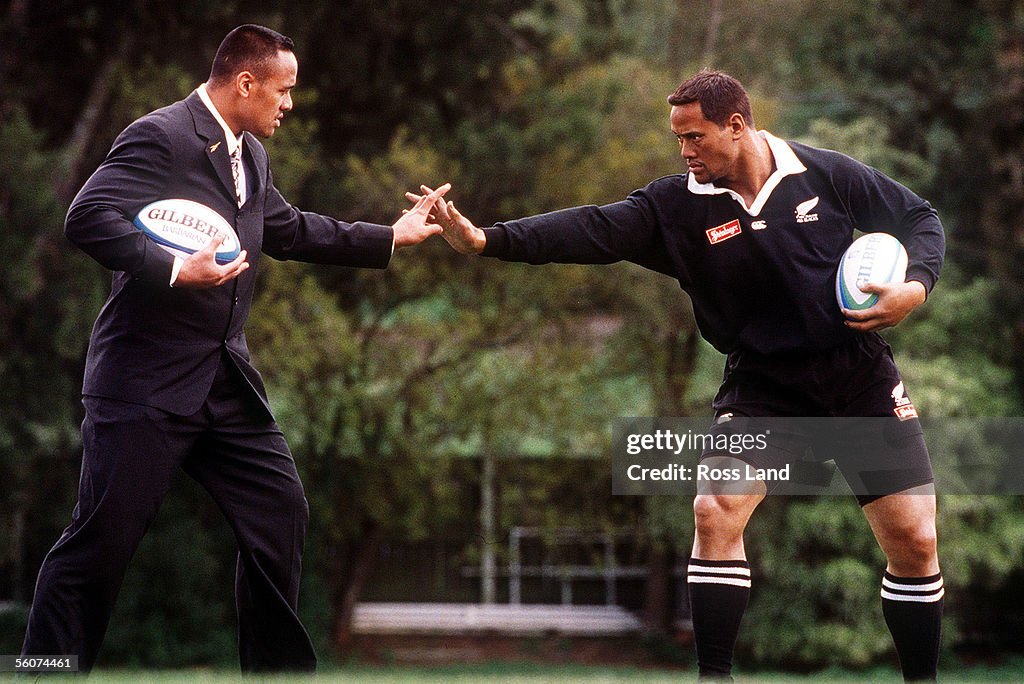 Jonah Lomu poses with the waxwork of himself made