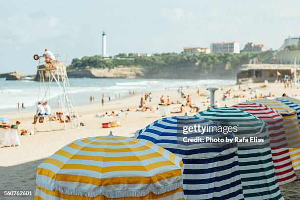 vintage retro beach tents - biarritz fotografías e imágenes de stock