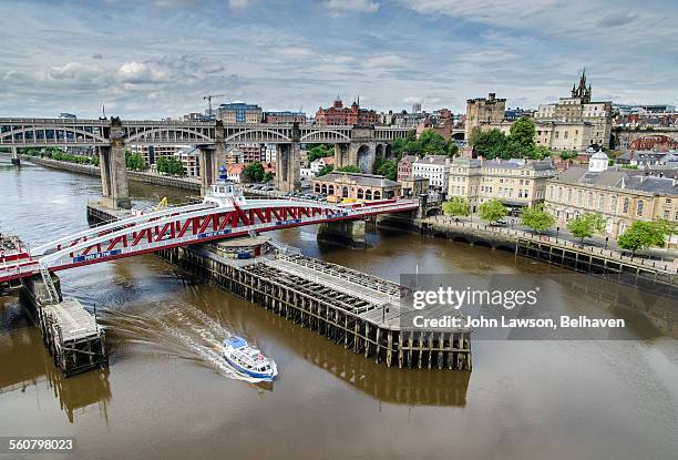 newcastle-upon-tyne, tyne river and skyline - newcastle upon tyne stock pictures, royalty-free photos & images