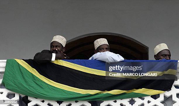 Muslims peer from a balcony of the Palace Museum in Stone Town, Zanzibar, 04 November 2005 during the celebrations for the Eid El Fitr, the festivity...