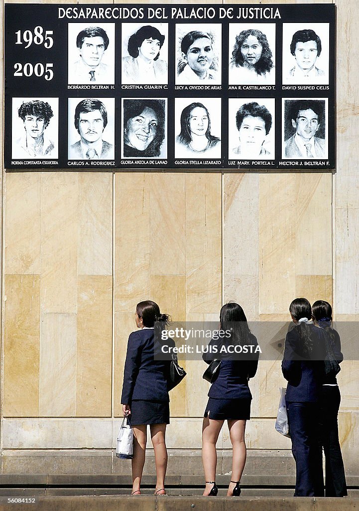 Un grupo de mujeres observa las fotograf