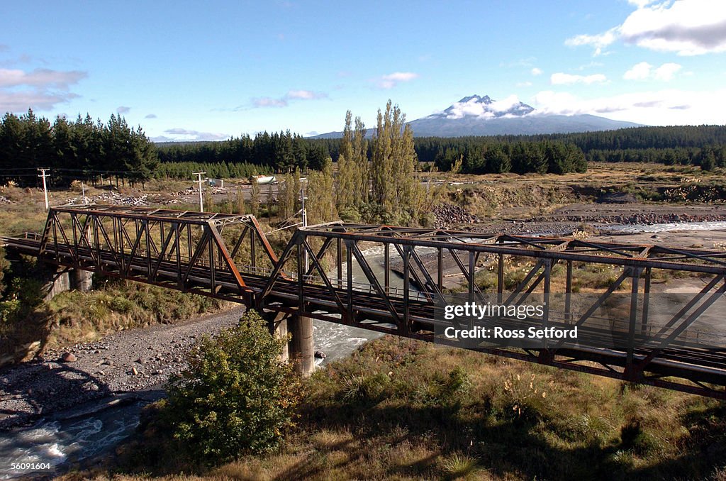 Tagwirei Bridge The Tangiwai railway bridge over the Whangaehu River, Ohakune, New ...