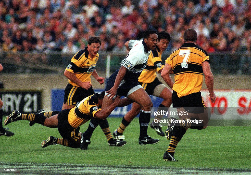 Auckland Blues Jonah Lomu on the charg