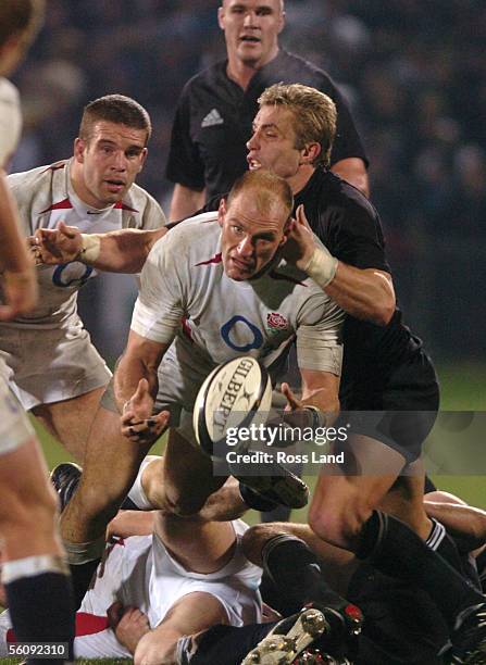 Captain Laurence Dallaglio comes under pressure from Justin Marshall, as Joe Worsley and Keith Robinson look on, during New Zealands' 363 win over...