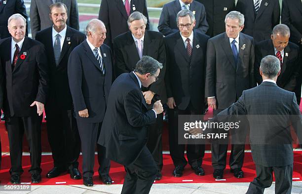 Argentina: Colombian President Alvaro Uribe shares a joke with Canadian Prime Minister Paul Martin , Mexico's President Vicente Fox, Chile's Ricardo...