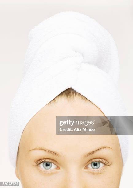 woman with towel wrapped around head - envuelto en una toalla fotografías e imágenes de stock