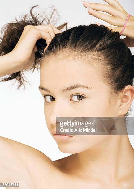400 Woman Putting Hair Up Photos and Premium High Res Pictures - Getty  Images