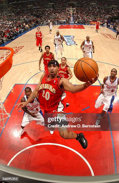 Salim Stoudamire of the Atlanta Hawks goes strong to the hoop against Anthony Goldwire of the Los Angeles Clippers November 4, 2005 at Staples Center...
