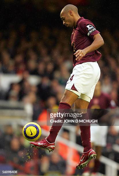 London, UNITED KINGDOM: Arsenal's Thierry Henry controls the ball during their Premiership game against Sunderland at Highbury in London, 05...